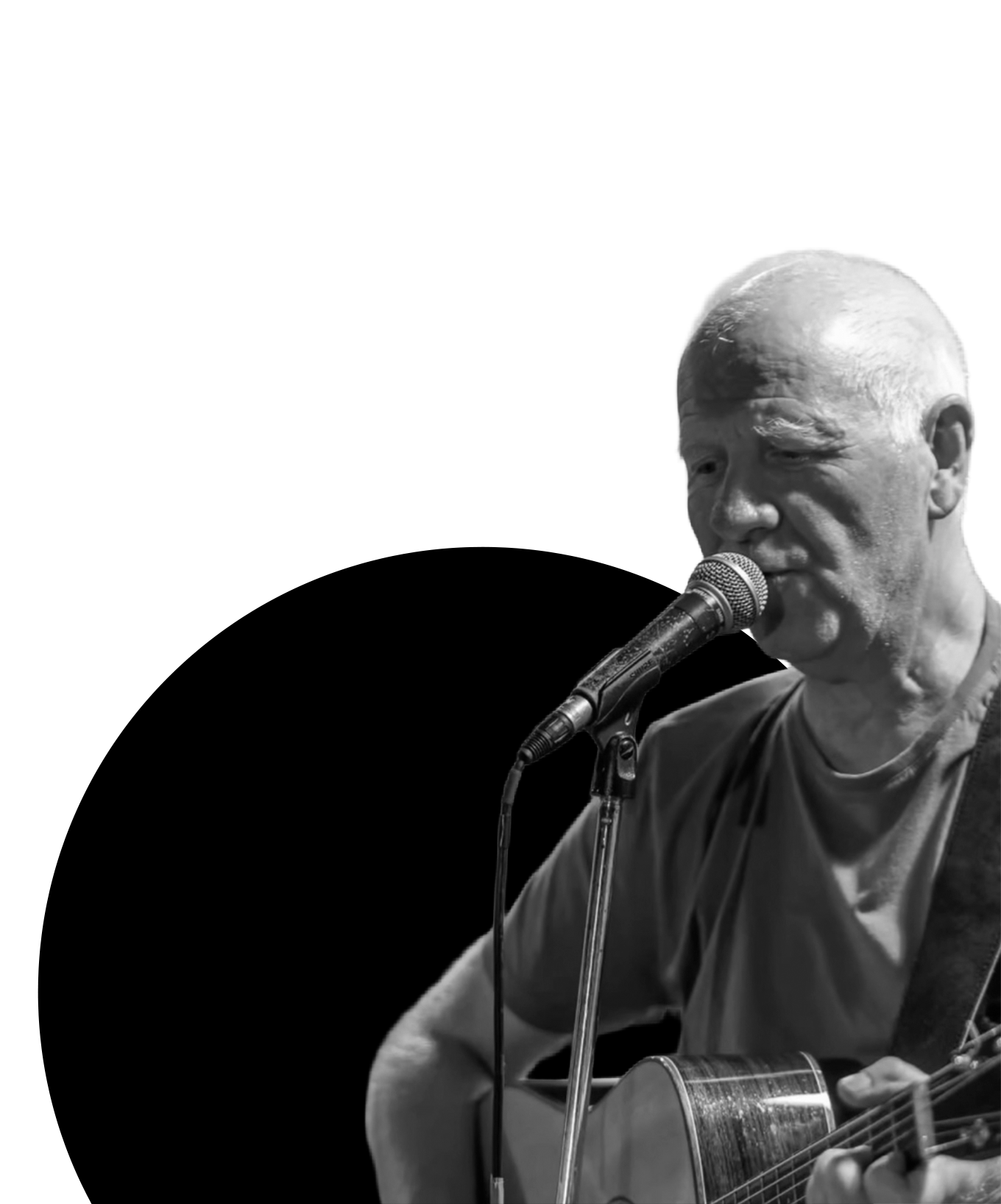 Hughes Maréchal en concert live, chantant au micro