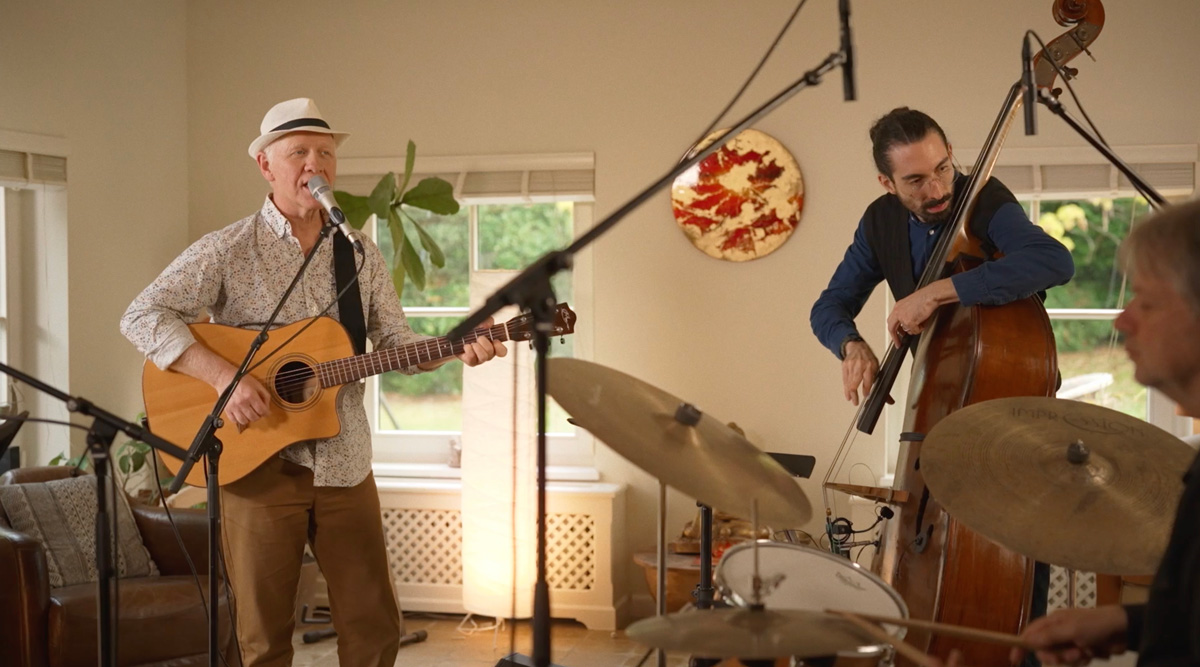 Hughes Maréchal en session live acoustique avec ses musiciens