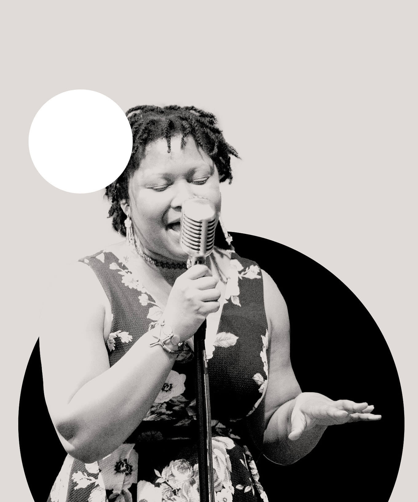 Chanteuse professionnelle en séance d'enregistrement au micro, coaching vocal